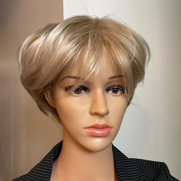 NWT 9” sassy blonde mix wig very short mens women’s unisex side or no parting - Picture 1 of 16